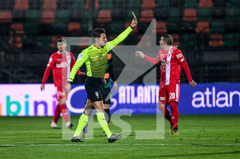 2020-12-11 - the referee of the match Eugenio Alessandro Prontera shows yellow card to Michele Cremonesi (Venezia) after a foul - VENEZIA VS MONZA - ITALIAN SERIE B - SOCCER