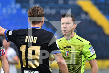 2020-12-12 - L'arbitro della partita Marco Serra con Luca Vido (Pisa) - PISA VS PORDENONE - ITALIAN SERIE B - SOCCER