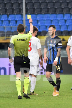 2020-12-12 - L'arbitro Marco Serra mostra il cartellino giallo a Marius Marin (Pisa) - PISA VS PORDENONE - ITALIAN SERIE B - SOCCER