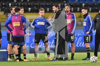 2020-12-15 - Head coach of Pisa Luca D'Angelo giving directions to his players during warm up - PISA VS PESCARA - ITALIAN SERIE B - SOCCER