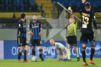 2020-12-15 - The referee of the match Daniele Paterna shows yellow card to Luca Mazzitelli (Pisa) - PISA VS PESCARA - ITALIAN SERIE B - SOCCER