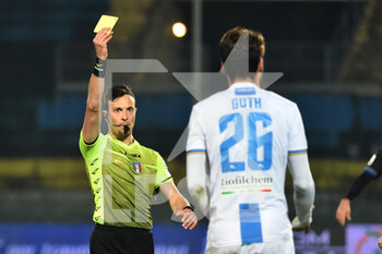 2020-12-15 - The referee of the match Daniele Paterna shows yellow card to Rodrigo Guth (Pescara) - PISA VS PESCARA - ITALIAN SERIE B - SOCCER