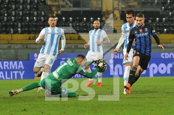 2020-12-15 - Vincenzo Fiorillo (Pescara) saves the goal against Simone Palombi (Pisa) - PISA VS PESCARA - ITALIAN SERIE B - SOCCER
