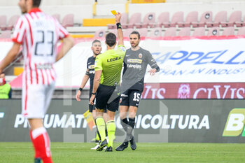 2020-12-19 - Danilo Quaranta (Ascoli) cautioned for the foul on Riccardo Meggiorini (Vicenza) - VICENZA VS ASCOLI - ITALIAN SERIE B - SOCCER
