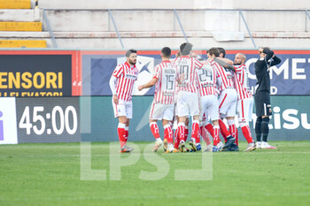 2020-12-19 - Emanuele Padella (Vicenza) celebrates after scoring a goal of 2-1 with teammates - VICENZA VS ASCOLI - ITALIAN SERIE B - SOCCER