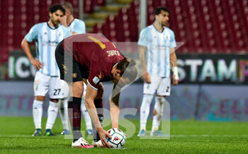 2020-12-21 - Milan Djurić (11) US Salernitana 1919 posiziona il pallone sul dischetto del calcio di rigore - SALERNITANA VS VIRTUS ENTELLA - ITALIAN SERIE B - SOCCER
