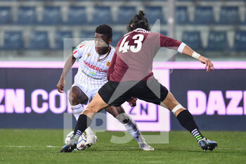 2020-12-22 - Bright Gyamfi (Reggiana) and Dimitrios Nikolaou (Empoli) - EMPOLI FC VS AC REGGIANA - ITALIAN SERIE B - SOCCER