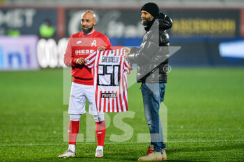 2020-12-30 - Stefano Giacomelli (LR Vicenza Virtus) is awarded by Stefano Rossi for his 250 games - VICENZA VS VIRTUS ENTELLA - ITALIAN SERIE B - SOCCER