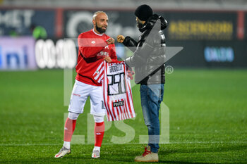 2020-12-30 - Stefano Giacomelli (LR Vicenza Virtus) is awarded by Stefano Rossi for his 250 games - VICENZA VS VIRTUS ENTELLA - ITALIAN SERIE B - SOCCER