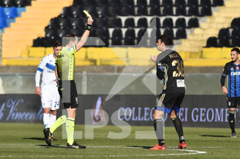 2021-01-16 - The referee of the match Daniel Amabile shows yellow card to Luca Mazzitelli (Pisa) - PISA SC VS BRESCIA CALCIO - ITALIAN SERIE B - SOCCER