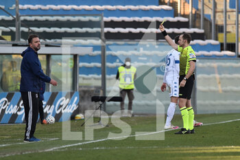 2021-01-16 - The referee of the match Daniel Amabile shows yellow card to head coach of Pisa Luca D'Angelo - PISA SC VS BRESCIA CALCIO - ITALIAN SERIE B - SOCCER