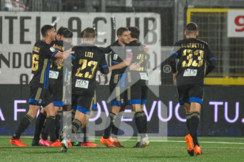 2021-01-22 - Pisa players celebrate after scoring the goal of Antonio Caracciolo (Pisa) - VIRTUS ENTELLA VS PISA - ITALIAN SERIE B - SOCCER