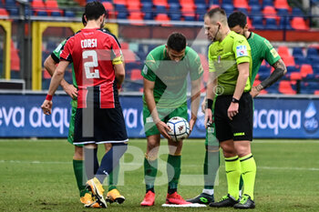 2021-01-23 - Calcio di punizione per il Pordenone, a batterlo Falasco NIcola - COSENZA VS PORDENONE - ITALIAN SERIE B - SOCCER