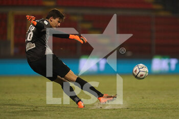 2021-01-24 - Marco Carnesecchi (Cremonese) with the goal kick - US CREMONESE VS SPAL - ITALIAN SERIE B - SOCCER