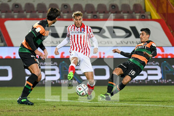 2021-01-29 - Loris Zonta (Vicenza) in action against Luca Fiordilino (Venezia) - LR VICENZA VS VENEZIA FC - ITALIAN SERIE B - SOCCER