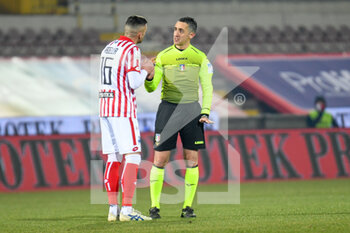 2021-01-29 - Emanuele Padella (Vicenza) protest with the referee of the match Gianluca Aureliano - LR VICENZA VS VENEZIA FC - ITALIAN SERIE B - SOCCER