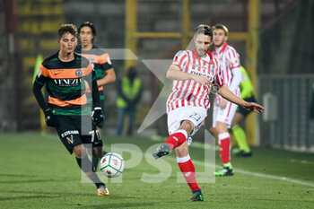 2021-01-29 - Daniel Cappelletti (Vicenza) in action hindered by Sebastiano Esposito (Venezia) - LR VICENZA VS VENEZIA FC - ITALIAN SERIE B - SOCCER
