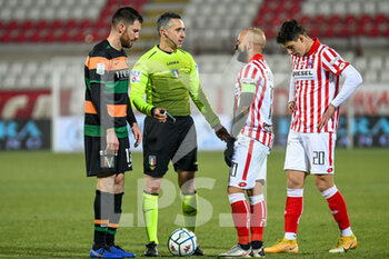 2021-01-29 - Stefano Giacomelli (Vicenza) protests with the referee of the match Gianluca Aureliano - LR VICENZA VS VENEZIA FC - ITALIAN SERIE B - SOCCER
