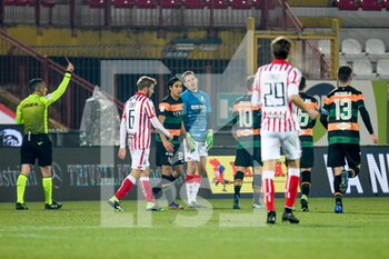 2021-01-29 - The referee of the match Gianluca Aureliano sending-off Matteo Grandi (Vicenza) for the foul on Francesco Di Mariano (Venezia) - LR VICENZA VS VENEZIA FC - ITALIAN SERIE B - SOCCER