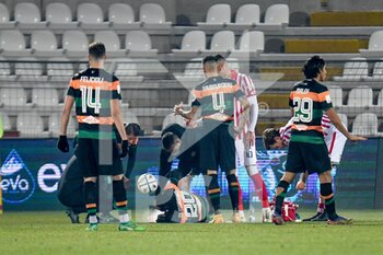 2021-01-29 - Francesco Di Mariano (Venezia) injuried after the Matteo Grandi (Vicenza) foul - LR VICENZA VS VENEZIA FC - ITALIAN SERIE B - SOCCER