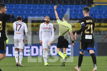 2021-01-30 - The referee of the match Daniele Paterna shows yellow card to Lorenzo Libutti (Reggiana) - AC PISA VS AC REGGIANA - ITALIAN SERIE B - SOCCER