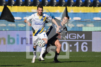 2021-02-02 - Marcus Rohden (Frosinone) and Andrea Meroni (Pisa) fight for the ball - AC PISA VS FROSINONE CALCIO - ITALIAN SERIE B - SOCCER