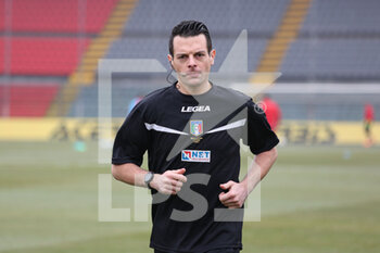 2021-02-06 - The referee of the match Ivano Pezzuto during the warm up - US CREMONESE VS AC PISA - ITALIAN SERIE B - SOCCER