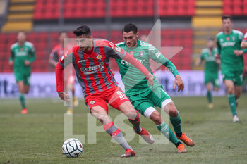2021-02-06 - Coccolo (Cremonese) defends the ball by Palombi (Pisa) - US CREMONESE VS AC PISA - ITALIAN SERIE B - SOCCER