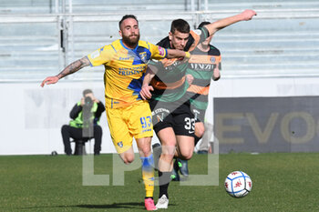 2021-02-06 - Domen Crnigoj (R) of Venezia in action against  Francesco Zampano(L) of Frosinone - FROSINONE VS VENEZIA - ITALIAN SERIE B - SOCCER
