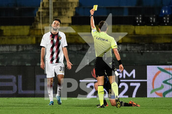 2021-02-09 - The referee of the match Alessandro Prontera shows yellow card to Sofian Kiyine (Salernitana) - AC PISA VS US SALERNITANA - ITALIAN SERIE B - SOCCER