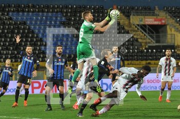 2021-02-09 - Stefano Gori (Pisa) jumps to grab the ball  - AC PISA VS US SALERNITANA - ITALIAN SERIE B - SOCCER