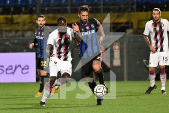 2021-02-09 - Mamadou Coulibaly (Salernitana) and Antonio Caracciolo (Pisa) fight for the ball - AC PISA VS US SALERNITANA - ITALIAN SERIE B - SOCCER