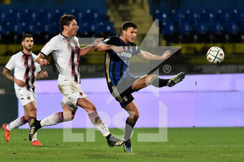 2021-02-09 - Luca Mazzitelli (Pisa) hampered by Francesco Di Tacchio (Salernitana) - AC PISA VS US SALERNITANA - ITALIAN SERIE B - SOCCER