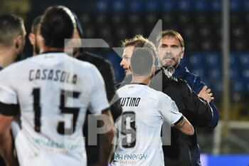 2021-02-09 - Head coach of Pisa Luca D'Angelo debates with Tiago Casasola (Salernitana) at the end of the match - AC PISA VS US SALERNITANA - ITALIAN SERIE B - SOCCER