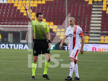 2021-03-13 - The referee of the match Ghersini Davide show yellow card to Bellusci Giuseppe (Monza) - REGGINA VS AC MONZA - ITALIAN SERIE B - SOCCER