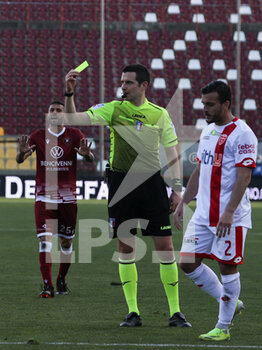2021-03-13 - The referee of the match Ghersini Davide show yellow card to Donati Giulio (Monza) - REGGINA VS AC MONZA - ITALIAN SERIE B - SOCCER