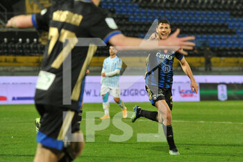 2021-03-15 - Luca Mazzitelli (Pisa) corre a ringraziare Davide Marsura per l'assist del 2-0 - AC PISA VS SPAL - ITALIAN SERIE B - SOCCER