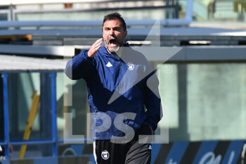 2021-04-05 - L'allenatore del Pisa Luca D'Angelo protesta dopo una decisione dell'arbitro Livio Marinelli - PISA VS LECCE - ITALIAN SERIE B - SOCCER