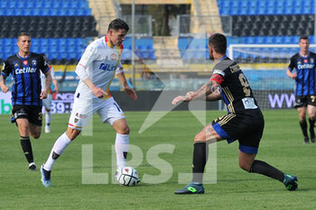 2021-04-05 - Mariusz Stepinski (Lecce) affrontato da Antonio Caracciolo (Pisa) - PISA VS LECCE - ITALIAN SERIE B - SOCCER