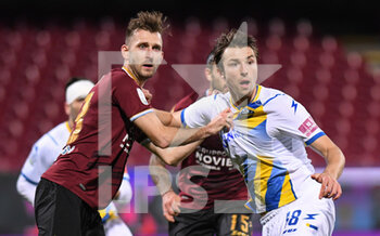 2021-04-05 - Norbert Gyomber (23) US Salernitana 1919 e Andrija Novakovich (18) Frosinone Calcio - SALERNITANA VS FROSINONE - ITALIAN SERIE B - SOCCER