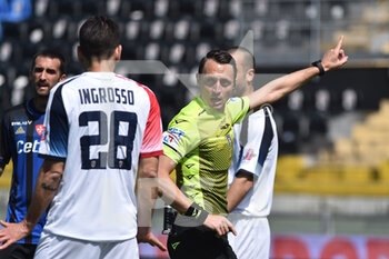 2021-04-17 - L'arbitro Rosario Abisso discute con Gianmarco Ingrosso (Cosenza) - PISA VS COSENZA - ITALIAN SERIE B - SOCCER