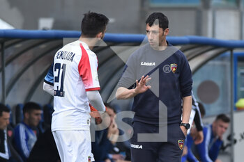 2021-04-17 - L'allenatore del Cosenza Roberto Occhiuzzi dà indicazioni a Luca Tremolada (Cosenza) - PISA VS COSENZA - ITALIAN SERIE B - SOCCER