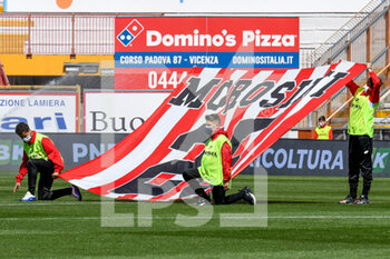 2021-04-17 - La bandiera striscione in centro campo allo stadio del Vicenza in ricordo di Piermario Morosini - VICENZA VS LECCE - ITALIAN SERIE B - SOCCER