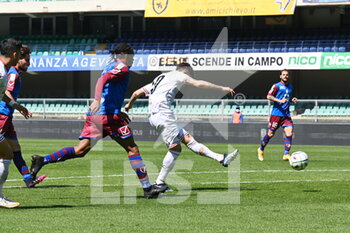 2021-05-04 - Gianluca Gaetano (Cremonese) segna col sinistro il gol del pareggio - CHIEVO VS CREMONESE - ITALIAN SERIE B - SOCCER