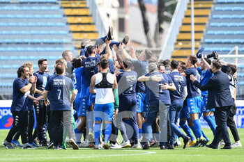 2021-05-04 - I giocatori dell'Empoli festeggiano la promozione in serie A con Fabrizio Corsi (allenatore Empoli) - EMPOLI VS COSENZA - ITALIAN SERIE B - SOCCER