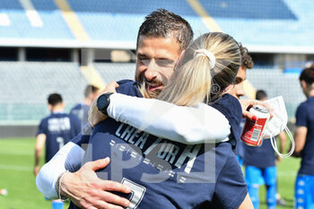 2021-05-04 - Alessio Dionisi (allenatore Empoli) festeggia la promozione in serie A con Rebecca Corsi (vice presidente Empoli) - EMPOLI VS COSENZA - ITALIAN SERIE B - SOCCER