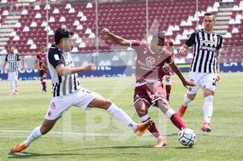 2021-05-04 - Rivas Rigoberto carries the ball - REGGINA VS ASCOLI - ITALIAN SERIE B - SOCCER