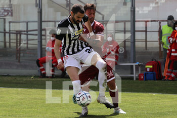 2021-05-04 - Liotti Daniele Reggina end Sabiri Abdelhamid Ascoli carries the ball - REGGINA VS ASCOLI - ITALIAN SERIE B - SOCCER