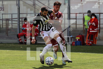 2021-05-04 - Liotti Daniele Reggina end Sabiri Abdelhamid Ascoli carries the ball - REGGINA VS ASCOLI - ITALIAN SERIE B - SOCCER
