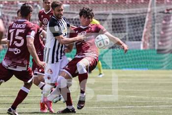 2021-05-04 - Dalle Mura Christian Reggina carries the ball - REGGINA VS ASCOLI - ITALIAN SERIE B - SOCCER